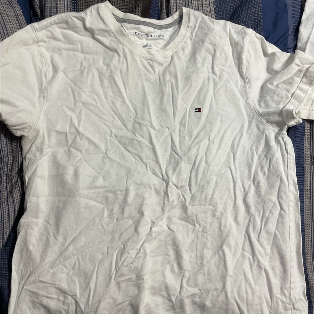 White tommy hillfiger shirt